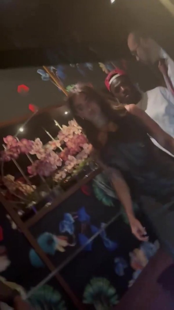 😍约会去了？阿斯：维尼修斯被拍到与25岁女网红一同离开夜店